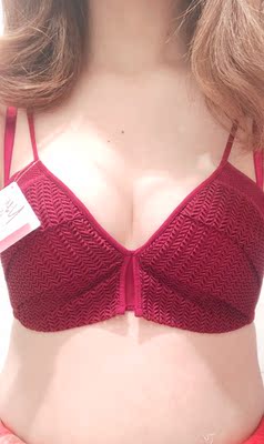 偶然在直播看到蜜桃盒子家的内衣。觉得内衣都很好看,而且主播讲的也很细致。被颜值吸引买了套。内衣发货很快,三天就收到了。质感也很好,摸上去滑滑的。也没有异味聚拢效果很好,颜色很好看,很显皮肤白。下次还会再来光顾的。还没下水,不知道会不会掉色。 偶然在直播看到蜜桃盒子家的内衣。觉得内衣都很好看,而且主播讲的也很细致。被颜值吸引买了套。内衣发货很快,三天就收到了。质感也很好,摸上去滑滑的。也没有异味聚拢效果很好,颜色很好看,很显皮肤白。下次还会再来光顾的。还没下水,不知道会不会掉色。