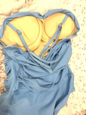 泳衣跟图片上的没什么色差，确实也很遮肚子，穿起来很好看，就是因为弹性大，所以不聚拢，因为前面一撑，后背弹性也会撑开，所以要么胸大，要么自己可以弄个胸贴在里面，卖家的服务态度也很好，物流也还可以