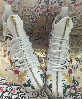 豹纹太骚了，hold不住，换了花卉的。一如既往的好看。