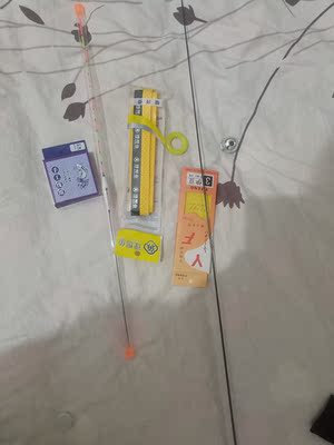 拿到手后今天来评价这根鱼竿。说真的送的小东西没什么用,但是多送了一个后堵,两个后堵,一个重一个轻,任由自己选择,店家这点考虑的很好!再有就是 这个杆袋是什么情况?这么贵的杆子配不起一条好点的杆袋?这条杆袋没任何弹性。总体来说,杆子手感很不错,很轻!等用后再来追评! 拿到手后今天来评价这根鱼竿。说真的送的小东西没什么用,但是多送了一个后堵,两个后堵,一个重一个轻,任由自己选择,店家这点考虑的很好!再有就是 这个杆袋是什么情况?这么贵的杆子配不起一条好点的杆袋?这条杆袋没任何弹性。总体来说,杆子手感很不错,很轻!等用后再来追评!