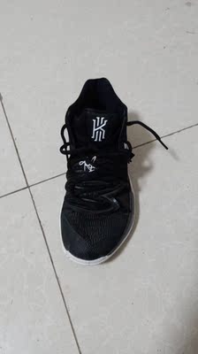 总体来说有优有缺,不是很满意 优点:1、鞋子款式潮,不打篮球日常休闲也可以穿。 2、鞋子稳定性好,不容易崴脚。 3、前脚掌的气垫明显。 缺点:1、鞋底太硬,硬的你无法想象。 2、脚拇指的地方磨脚厉害,穿了一天就磨破了。 3、不适合用来打室外。 总体来说有优有缺,不是很满意 优点:1、鞋子款式潮,不打篮球日常休闲也可以穿。 2、鞋子稳定性好,不容易崴脚。 3、前脚掌的气垫明显。 缺点:1、鞋底太硬,硬的你无法想象。 2、脚拇指的地方磨脚厉害,穿了一天就磨破了。 3、不适合用来打室外。