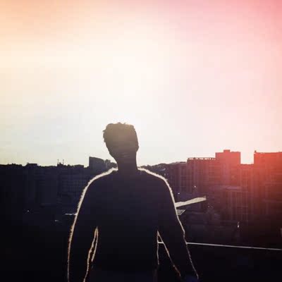 赞，穿上挺合适的，就是手感属于有些硬挺的类型。自从注册了淘宝、天猫、一直就不在意淘宝币和积分怎么用，后来知道了评论的重要性，晒图的重要性，还有晒视频！家里的东西大多都是在电商购买的，以来不用出门瞎逛，而来还能免去出门的后续琐事。网购真的让我越来越懒，可是有什么办法呢，东西那么好，日期很新鲜，质量有保障，物流配送快捷，买生活用品假货风险很低，买大品牌比实体店折扣低，还送购物券和津贴，对我们真是太用心了。以前都没有认真评价过，以后需要还会回顾的。