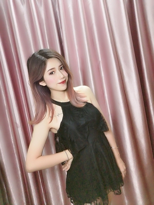 买来穿泳衣的时候穿的 很贴身 不会掉 型也好 必备单品了