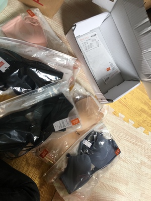 去年双十一在加一买了五件内衣，穿着没有束缚感。今年双十一又买了七件，给妈妈买了两件。今年的内衣凑近闻会有味道，去年的没有，因为我买内衣都会问一下有没有臭味。今年的双十一力度比去年大。这是一个好评模板，不要看了下面都是废话。因为本仙女很懒不想每个宝贝都写好评所以才模仿网友的好评模板，但是这个宝贝不管是质量还是款式都是本仙女喜欢的如果不喜欢本仙女收到会很生气然后这个模板就会变成各种喋喋不体的吐槽，自然不会撒下这个好评给各位淘友一个参考。本宝贝还是极好的，来自一位懒省事的只爱购物不爱写评论只想换积分的仙女