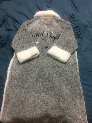 和图片一样的,质量很好很厚实,特别喜欢,之前看的同款分体的,双十二准备买,发现出来睡袍,深深被吸引啊,我168穿上到膝盖那里,M码就很大很宽松了 和图片一样的,质量很好很厚实,特别喜欢,之前看的同款分体的,双十二准备买,发现出来睡袍,深深被吸引啊,我168穿上到膝盖那里,M码就很大很宽松了