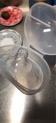 乳头被宝宝吸破了。朋友都推荐贝亲的。之前应急买了个新安怡的。特别大宝宝不好吸。试试这一款。会来追评