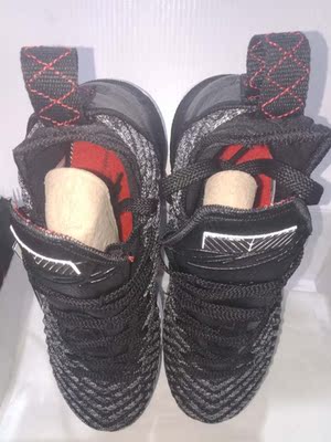 鞋子穿上感觉还是不错，比想象中的轻巧，挺舒适的。