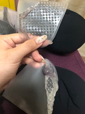 穿了两次 就这样了 胶都卷起来了