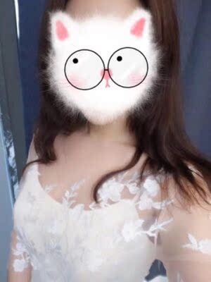 前两天照婚纱照，挺好用的，我本来拿来当一次性的，因为我以为经常撕下来就不粘了，结果不是，还是很粘，所以，我现在留着以后万一还可以用呢，呵呵。老板还送了精美收纳盒，防止压皱的 ，还有一对小圆棉，这个是焦点保护贴，防止乳头粘到胶面的，虽然都是小东西但感觉很用心 暖暖的 支持 以后有用还来这，保密发货，物流很快，当天购买当天发货，相当愉快的一次购物