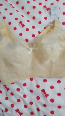 内衣一回来就试了下，真的很出乎意料，比我之前买的一个更显小特别的好，而且很舒服，以前买内衣真的很头疼，因为全部是那种很厚的，也包不住，但这个非常好呀，好喜欢，等到夏天的时候再买两个这家的，好喜欢的，又显小，真心的，内衣本来一年就可以换了，她家我认定了，哈哈哈