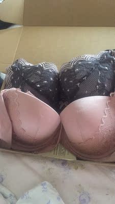 双十一抢了两件，本来还有一件可惜没有抢到，发货很快，物流也很快，没有因为双十一晚到，试穿了很舒服，跟我在商场买的码一样刚刚合适。当天晚上还抽奖，没有想到淘宝这么多年第一次中奖的我一直问客服奖品到了没有，因为我前天收到一个顺丰快递信息，我以为是我买的其他快递，没有想到打开竟然是我中的奖品，很惊讶一个奖品贵店竟然寄顺丰，哈哈我可不是托，也不会为了几块钱去写一大堆的人。因为我很懒