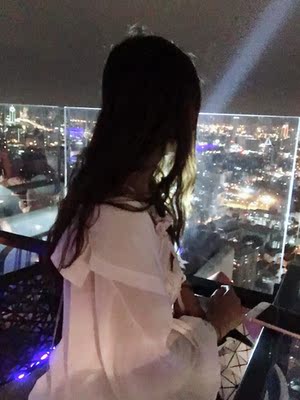 轻薄，很喜欢，适合度假遮太阳，百搭