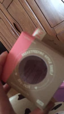 宝贝收到了,发货速度很快,包装严实。我是剖腹产,生了孩子后喂奶特别痛苦,差点放弃母乳,是这个乳盾又让我重新给孩子喂奶,解决了宝宝咬的疼痛,这是解决了各位宝妈喂奶难的问题。更解决了半夜起床冲奶粉了,在网上选了很久,最后还是认准了这家。朋友乳头内陷,我准备把这款推荐给她。真的是哺乳神器。值得拥有。 宝贝收到了,发货速度很快,包装严实。我是剖腹产,生了孩子后喂奶特别痛苦,差点放弃母乳,是这个乳盾又让我重新给孩子喂奶,解决了宝宝咬的疼痛,这是解决了各位宝妈喂奶难的问题。更解决了半夜起床冲奶粉了,在网上选了很久,最后还是认准了这家。朋友乳头内陷,我准备把这款推荐给她。真的是哺乳神器。值得拥有。