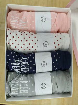 内裤收到了 是纯棉的 质量做工都很好 收到就洗了两条 一点都不掉色 孕妈妈穿着很放心 穿上完全不勒肚子和屁股 颜色也很好看 孕妈妈要经常换内裤 还会回购的 包装也很好看 粉粉哒少女心。