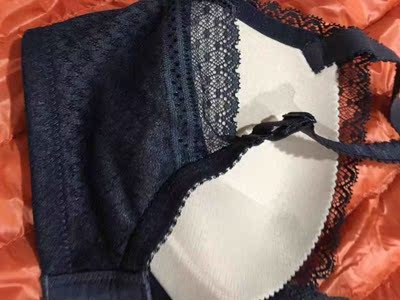 这件内衣实在是太漂亮啦，我在淘宝里第一眼就喜欢上了这件，终于收到货了比我想象中的还要好看，而且很合身，我在实体店都很少买到这么合适又漂亮的内衣，这个颜色还特别趁得肤色很白，非常舒服又聚拢，一点也不会扎人，真是良心货，姐妹们赶紧来买吧，绝对物超所值！