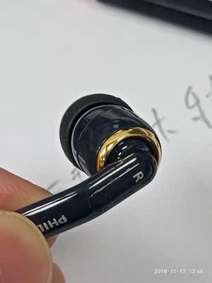 直说商品体验，隔音很好，所以感觉听着很舒服，劲儿足又不会难受，饱满又不发胀，声音给五星。 做工真的不怎么样，首先外包装的贴签是被撕过的，耳机拿到手很轻廉价感很足，另外如图，那里是粘上的，漏胶了。 有人说线硬，硬一点可能不容易乱糟糟缠成一团吧。