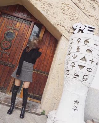 一直是Stuart&nbsp;Weitzman死忠粉，家里有双midland款的，这次买了一双皮面的，穿着很有气质呢！跟也不会太高，关键是走路还不掉筒，脚感很好，和朋友逛街走路都不累脚，穿起来显的我的腿巨长，巨喜欢，喜欢长靴的可以入手！