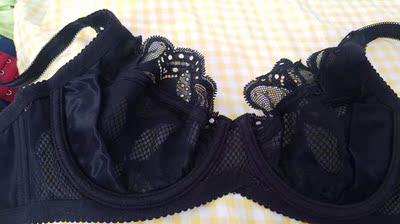 之前一直在商场购买，后来陆续撤柜了，说只在台湾地区销售了。这个品牌的内衣我穿了快十年，性价比很高，质量特别好，即使是单层蕾丝的也特别有型，不会软塌塌的。在淘宝发现了这家旗舰店，价格不要太亲民，正好搞活动不但减现，而且买5还减一。买5个的价格在商场购买2件都不够。关键是售后服务太赞了，我买过之后期中有一款因为面料的问题下围稍稍有些紧，和卖家联系后，马上让我退货或者换货，因为实在喜欢，我就不想换了。卖家在没有确认付款这几天，每天客服都会跟踪服务，真是太贴心了。无论售前售后无论提出什么问题，客服都会第一时间解答，这款黑色是最漂亮的，皮肤衬的好白，穿上太合体了。