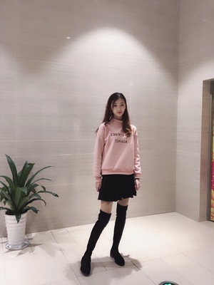 靴子很棒，很喜欢，别看这样子很耐寒保暖的，而且很好打理，对我这样的懒人真的是太好了。冬天配个小短裙也不会很冷，人看起来也不会太笨重，爱美的我真的是太爱它了，赶快和我一起入手了
