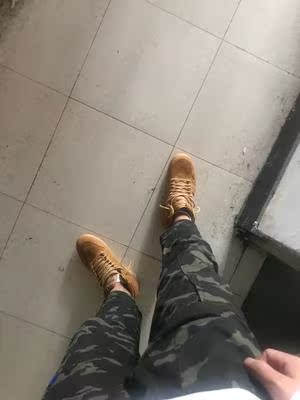 这双鞋子之前就注意过，奈何鞋子价格一直很高，然后看到这家店我就下手了。鞋子还不错，稳稳的，这个色其实并没有想象中的那么难搭，穿上是能感觉到稍微有点增高的，这个不错。因为是麂皮的，觉得很难打理可以去淘宝上买相对的喷雾就行了