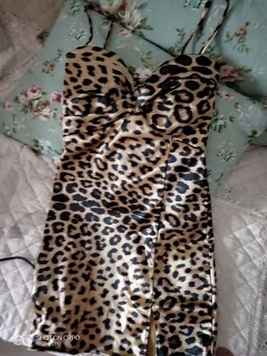 料子有点滑滑的，有胸垫，稍微有点弹性但不是很大，满意。