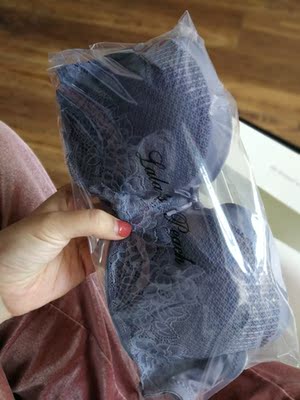 真心不错，还是最快到达的双十一快递，质量没话说，只是没想到搭配的是大红色内裤，这样真的难配套了，很划算，物美价廉