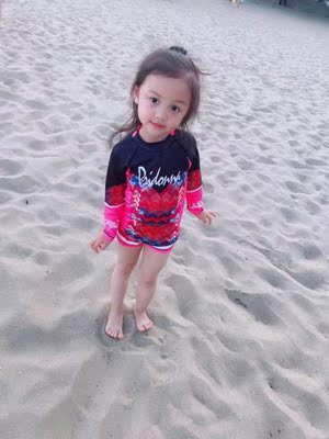 长袖泳衣很防晒很显瘦哦，带宝宝去海边玩，特意买了长袖的，质量很好，不会热，宝宝挺喜欢的。