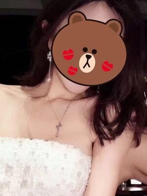 收到包裹，打开一看内心真的是一阵惊喜呀！胸贴从这个包装上来说啊，高大尚，看着就感觉，啊~不错，质量不会差的，胸贴聚拢集中的效果真是炒鸡给力的，开始穿戴的时候角度不怎么会调整，找了客服小姐姐，耐心的教我穿戴技巧，重新调整贴上后效果真的就好多了，嗯~这个效果，没谁了。胸部聚聚的，小沟深深的，效果真心是赞，穿搭衣服显胸有型，满意，胸贴的粘性也好好，不容易下掉滑动，稳~哈哈！