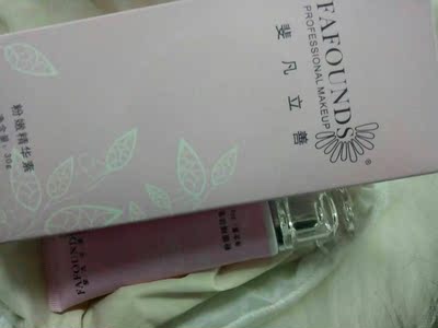 青春期过后，身体某些部位都变黑了，尤其是屁股。收到货后迫不及待用了，包装看上去一般，有淡淡的清香，很温和不刺激，吸收很快，肌肤很润滑，味道也不刺激，有一点点变化了，相信以后经常用效果应该会更好，强力推荐。