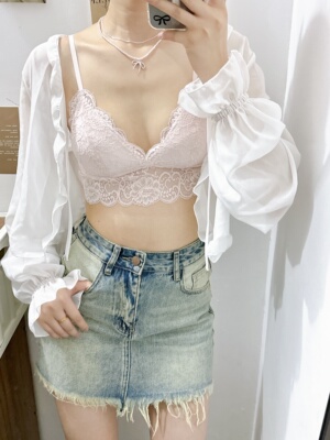 芍药花图案精致又好看！很别致，搭配他纯欲风满满！蕾丝设计 软fufu的穿上亲肤，上身效果真的炒鸡美了！！还有下面蕾丝边噂嘟好好看 是有些小心机在的哈哈 材质轻薄舒适 夏天穿也不会闷热 很适合搭配仙气点的衣服一起穿~