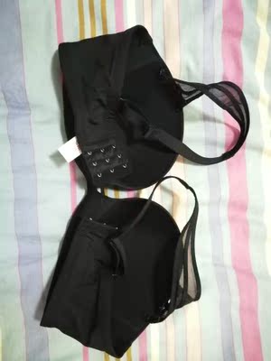 软钢圈，聚拢，舒服贴合胸部。加一尚品的内衣真的质量超级好，去年双十一无意间买了两件以，穿了一年一点都有没变形，但是又不贵，真的好喜欢，平时不舍得买，双十一一口气囤了五件。超级划算。发的顺丰和韵达，都包装完美，走线做工没得说！真的要美哭了，粉了粉了，服务态度也好，物流也快。给力。