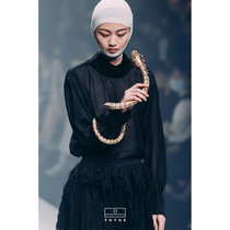 (Shanghai Fashion Week) TUYUE painted moon original walking show black sub-light double-layered collar long sleeve blouse