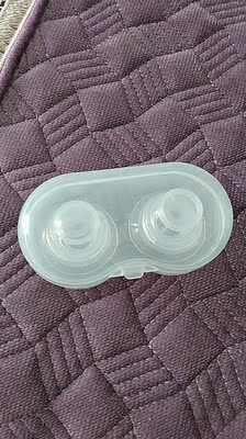 很不错的一款矫正器，有精致的小盒子，收纳方便，在手上试了一下，吸力很大，质量不错，软软的，期待效果