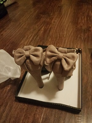 穿着一点也不脚疼，也不磨脚，还特舒服，本人脚小，能买到一双合适的鞋子太不容易了，一定会再光顾的~