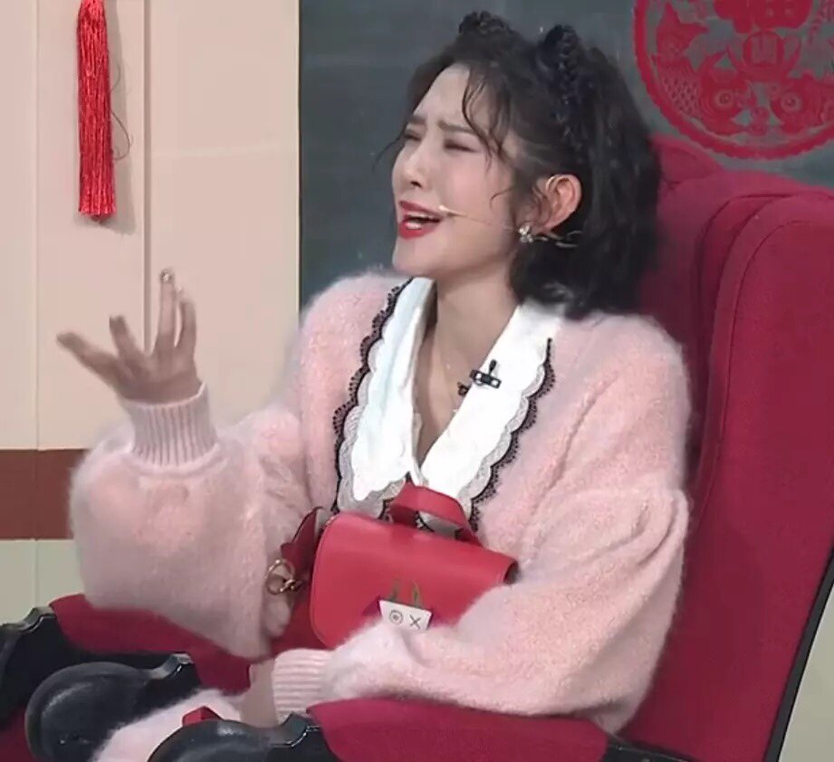 2021央视春晚唐艺昕同款粉色针织宽松开衫外套娃娃领白色衬衫上衣