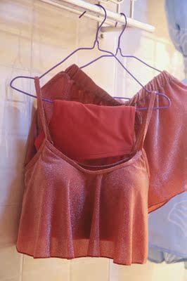 洗了挂起来晒了，不掉色，面料也干的快，不过因为光线的问题，拍出来有点色差，实际实物更这好看点！