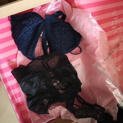 真的超级好看，超级柔软，穿上超级舒服，这是看见打折第一次买维密家，简直了！！以后内衣就他们家了。虽然是没有钢圈的，但是穿上绝对有型，我觉得凸点应该还好，夏天如果担心可以贴胸贴。反正满意到不行！！