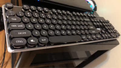 这个机械键盘……em……只能说不是我想要的,塑料手感差,按压回弹也差,然后键盘左下角被磕白了,旁边的三个键掉下来了,我给装回去了,想退的,但是觉得鼠标还可以就懒得退了,哎,用一用再买个好的吧 这个机械键盘……em……只能说不是我想要的,塑料手感差,按压回弹也差,然后键盘左下角被磕白了,旁边的三个键掉下来了,我给装回去了,想退的,但是觉得鼠标还可以就懒得退了,哎,用一用再买个好的吧