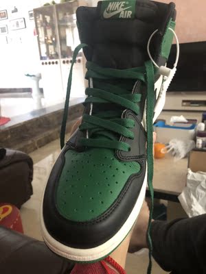 发货一如既往的快，鞋子很骚气，喜欢