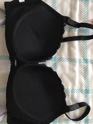 物流是真的慢,包装是盒装的还可以,尽管拿到盒子已经有点变形了。冬天穿前排扣文胸的便捷性相信大家深有体会,我是真心喜欢这个设计。目前为止他们家前排扣的只有这一款,所以就选了这一款。冬天衣服比较厚黑色的也不会透,拿来就洗了不怎么掉色。罩杯中等厚度,形状比较尖挺,是不可拆卸的窄肩带,唯一不喜欢的是没做美背处理,比较简单大方。 物流是真的慢,包装是盒装的还可以,尽管拿到盒子已经有点变形了。冬天穿前排扣文胸的便捷性相信大家深有体会,我是真心喜欢这个设计。目前为止他们家前排扣的只有这一款,所以就选了这一款。冬天衣服比较厚黑色的也不会透,拿来就洗了不怎么掉色。罩杯中等厚度,形状比较尖挺,是不可拆卸的窄肩带,唯一不喜欢的是没做美背处理,比较简单大方。