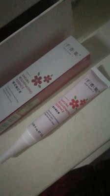 才用了一次,不知道效果怎么样?挺油的,当做润唇膏用也可以,看它的效果了 才用了一次,不知道效果怎么样?挺油的,当做润唇膏用也可以,看它的效果了