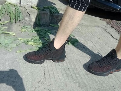 舒服的一万批 我是真的觉得比网上的图片还好看，皮料质量很好，穿着就想动一动，无敌了兄