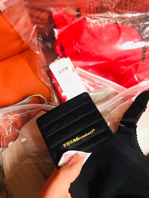 宝贝非常喜欢～穿上舒服。收到货里面有独立的包装袋，卖家贴心的把商品信息给划去了避免了收快递的尴尬哈哈哈哈哈，衣服收到后打开满满的惊喜，这一次性买了6件，真的是非常喜欢小梦家的内衣，款式非常的不错，关键是没有钢圈的内衣穿上对身体特别的好，没有束缚的感觉，都感觉自己没有在穿内衣了无束缚感，内衣的材质特别柔软亲肤透气而且弹性很好，，试了一下很舒服，客服推荐的码很合适，直播间里的美女很耐心询问各种尺寸有无副乳问题，关键价格便宜，非常完美，祝卖家生意兴隆感谢卖家。