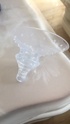 很不多,宝宝两个月了从来不吃乳头,喂奶都是吸出来到奶瓶里然后在喂,每天大人也累,孩子也累,尤其是孩子嘴急,一饿就使劲哭每次半夜起床给孩子喂奶都一顿大哭,买了三个硅胶奶嘴了,都没用,就这个硅胶奶嘴,孩子终于吃了价钱虽然比别的贵一点,但是真的有用,犹豫不决的小伙伴可以下手了! 很不多,宝宝两个月了从来不吃乳头,喂奶都是吸出来到奶瓶里然后在喂,每天大人也累,孩子也累,尤其是孩子嘴急,一饿就使劲哭每次半夜起床给孩子喂奶都一顿大哭,买了三个硅胶奶嘴了,都没用,就这个硅胶奶嘴,孩子终于吃了价钱虽然比别的贵一点,但是真的有用,犹豫不决的小伙伴可以下手了!