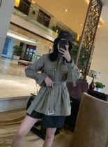 The ecstasy is not simple the intonia shorts the wind and the woman cashies the waist.