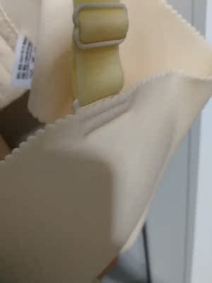 胸罩颜色和肩带颜色不一样，刚才跟客服沟通解决办法，客服说从来没出现过这种情况，问我想怎么解决???我说给我一个配套的肩带就可以，店家不同意。最后说是给我一个3元红包，还不够我自己再买一个肩带的。遇到这种商家也真是够了。可以出错，但是不愿意承担就有点招人讨厌。