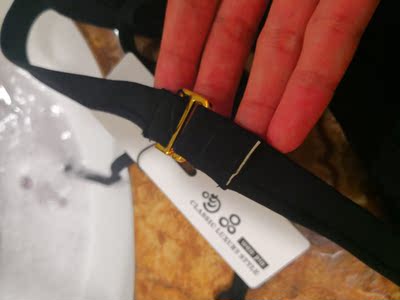 质量还行,做工一般,最重要的是洗了两遍还在掉色,不知道下水以后会不会身上一条一条黑的,实物对不起这个价格,好评可能是刷的,失望 质量还行,做工一般,最重要的是洗了两遍还在掉色,不知道下水以后会不会身上一条一条黑的,实物对不起这个价格,好评可能是刷的,失望