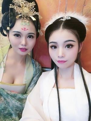 臭美了。买到了非常喜欢，这个价格很值。罩杯的设计很有意思，款式也好看，布料很轻薄，摸着也挺舒服的，按平时的码数买了，穿上了尺码不大不小刚刚好，两边副乳收的不错很集中，胸部都变大了不少。内衣真心不错，穿着舒服，不掉哦，包装非常细心而且隐私保密，做工都非常精致，特别适合露肩的衣服，或者是穿婚纱摄影都非常好，主要还是舒适不掉，怎么跳都可以哦，宝贝收到了，买来拍艺术照的，真的很合适，码数准，聚拢效果很好，小胸都可以有沟，而且不会掉，穿一天也不觉得不舒服，很满意。不错不错，买来拍婚纱照用挺好的，穿一天蹦蹦跳跳也不会掉，防滑效果很棒。文胸有插片效果不好就用插片可以起到托胸效果，设计挺好，有它就不担心肩带的烦恼啦！收到货后迫不及待的试穿一下，真的很舒服，不紧绷，也不会掉，聚拢效果非常好，这是我网淘最成功的一次朋友给安利过来看的，她说这款