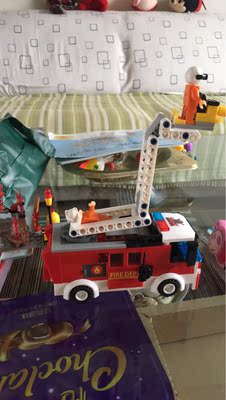 消防车拼好了，整体还行，就是消防员的消防栓背不上去。其他拼凑的挺好