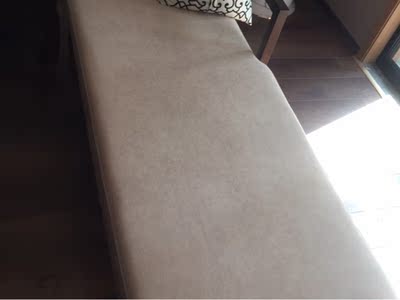 客服真的很有耐心，这一套应该是我在淘宝上买的最贵的东西了，家里人直说我胆子很大！但是收到货真的不一样，质量做工都很好，物流也很快，运输师傅很尽责，我们沙发差两公分进不去电梯，是两个师傅抬上楼的，真是庆幸楼层不高！大件运输难免磕碰，又是实木家具，我把磕碰照片发给客服，客服立马安排本地保养，我爸还顺便让把家里的八仙桌也维护了一下，虽然是自费的，但是真的很满意！这样的服务和质量，一定能长久的做下去！要非说个缺点，那就是我最后选的抱枕不太上档次，自己又重新做了，不过这都是小事情，不影响对店家的好评